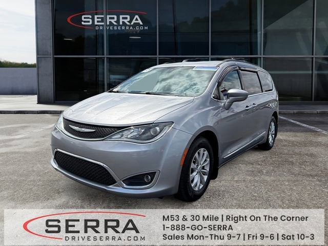2017 Chrysler Pacifica Touring-L's photo