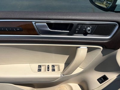 2016 Volkswagen Touareg Sport w/Technology