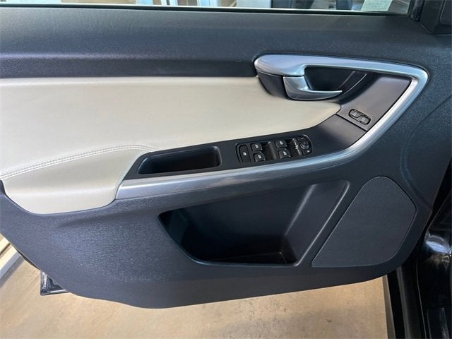 2016 Volvo XC60 T5 Platinum